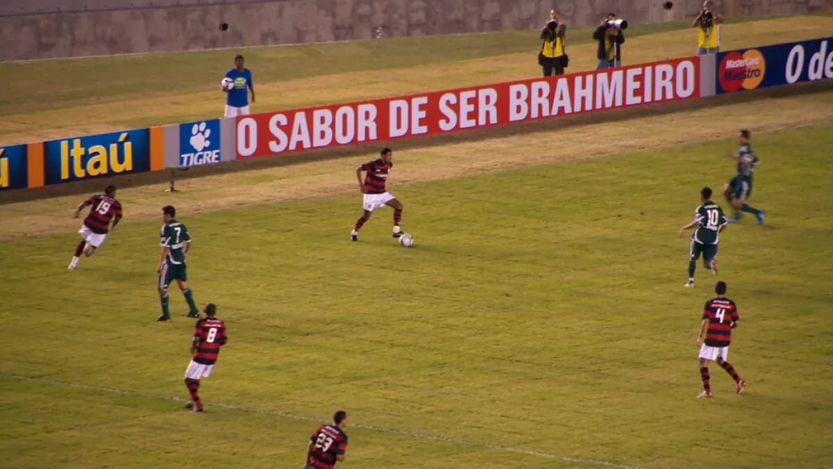 Jogadores do Flamengo e do Palmeiras disputam a bola em partida no Maracanã