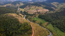 Vista aérea de trecho de rio e vegetação na região do Rio Doce, afetada pelo rompimento da barragem de Fundão