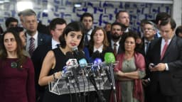 Tabata Amaral fala em coletiva de imprensa cercada de microfones
