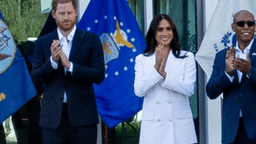 Príncipe Harry e Meghan Markle aplaudem lado a lado em evento público