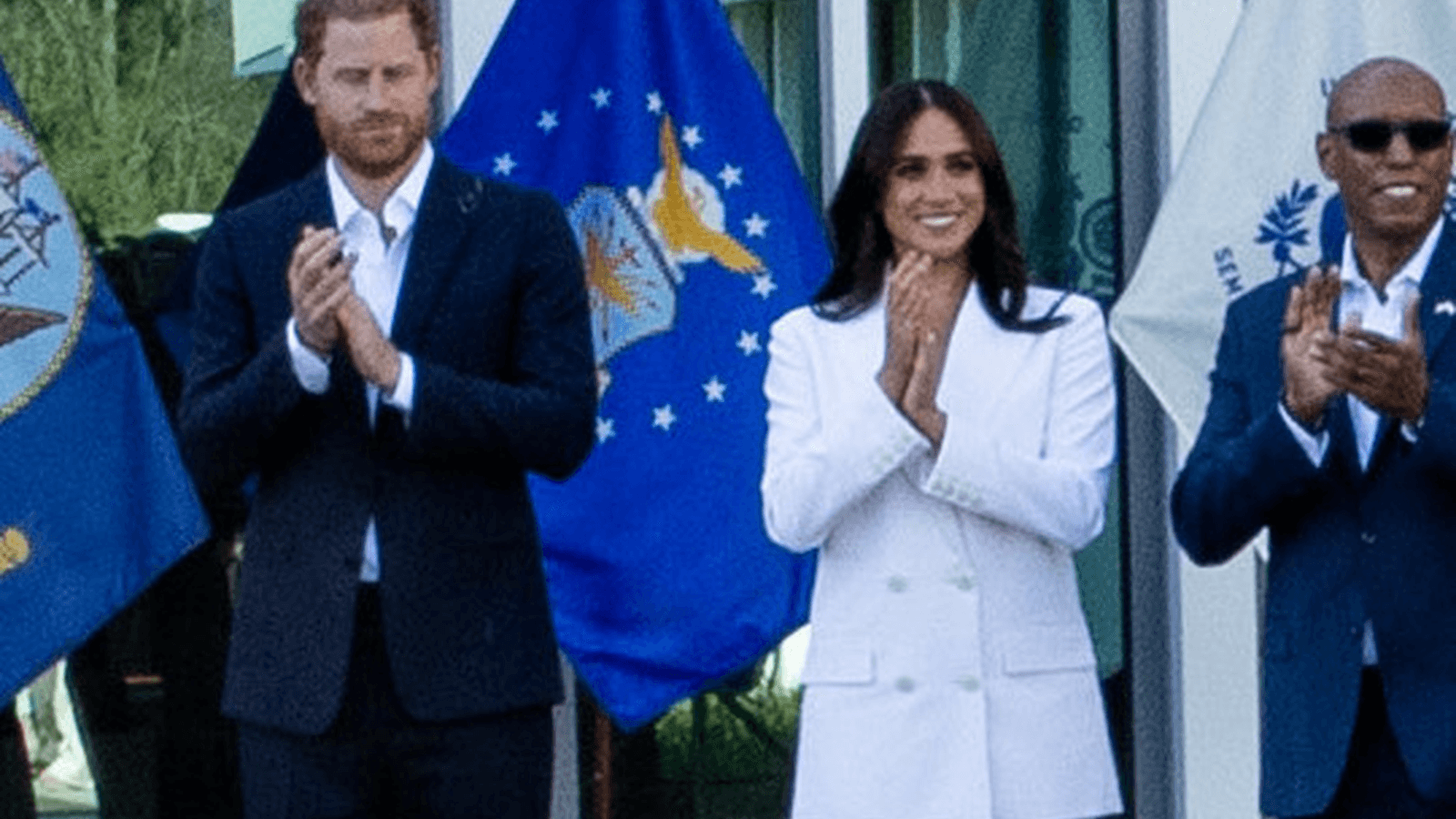 Príncipe Harry e Meghan Markle aplaudem lado a lado em evento público