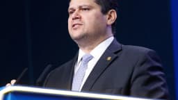Davi Alcolumbre, presidente do Senado, discursa em pódio durante evento oficial em Brasília