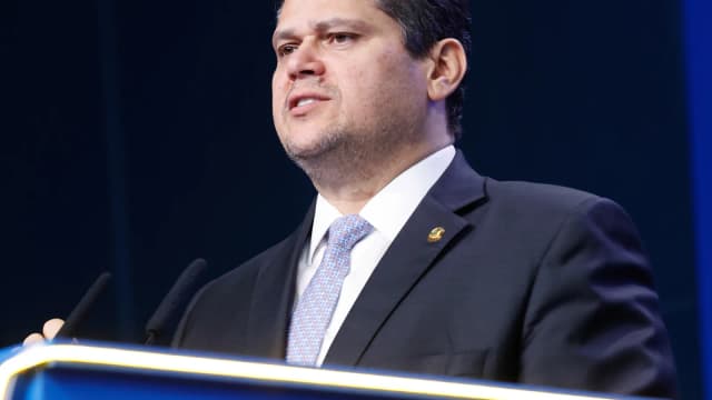 Davi Alcolumbre, presidente do Senado, discursa em pódio durante evento oficial em Brasília