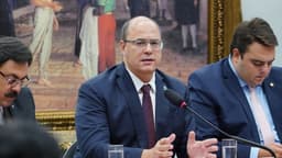 Wilson Witzel fala ao microfone e gesticula durante audiência na Câmara dos Deputados; imagem de arquivo de 2019