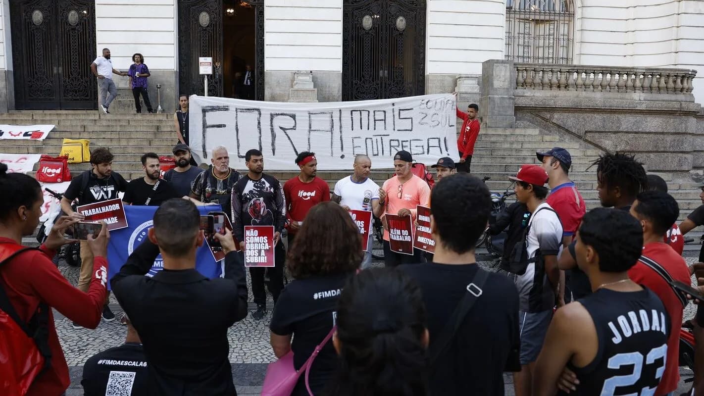 Entregadores de aplicativo protestam em ato contra o iFood no Rio de Janeiro