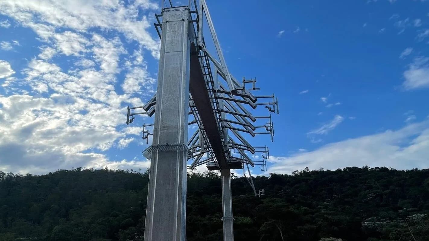 Pórtico de pedágio eletrônico instalado em rodovia de Minas Gerais, contra o céu azul