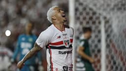 Jogador do São Paulo comemorando gol em campo