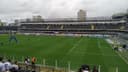 Vista interna do estádio Vila Belmiro com torcida nas arquibancadas antes de uma partida