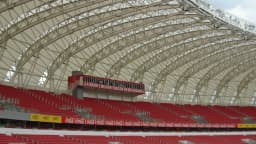 Arquibancada vermelha do estádio Beira-Rio, do Internacional, vista de dentro do estádio