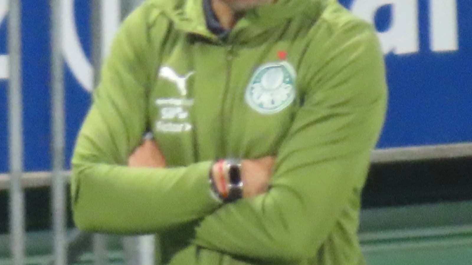 Abel Ferreira, técnico do Palmeiras, observa a partida de braços cruzados à beira do campo