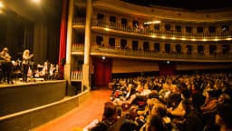 Orquestra sinfônica se apresenta em teatro lotado