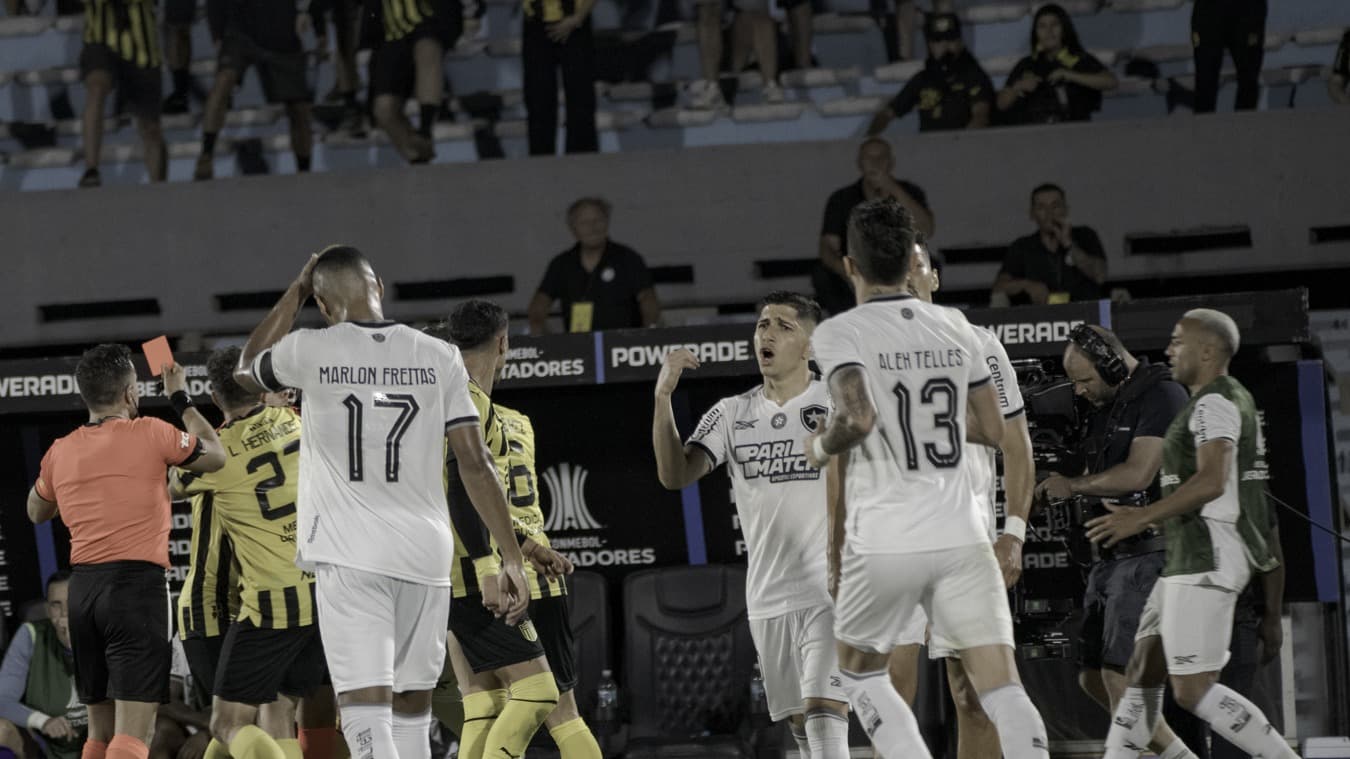 Alex Telles, com a camisa 13 do Botafogo, durante jogo da Libertadores contra o Peñarol, no Uruguai