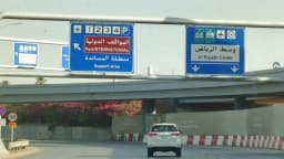 Via de acesso e sinalização próxima ao Aeroporto Internacional Rei Khalid, em Riad