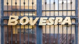 Fachada do prédio da Bolsa de Valores de São Paulo, com o letreiro BOVESPA