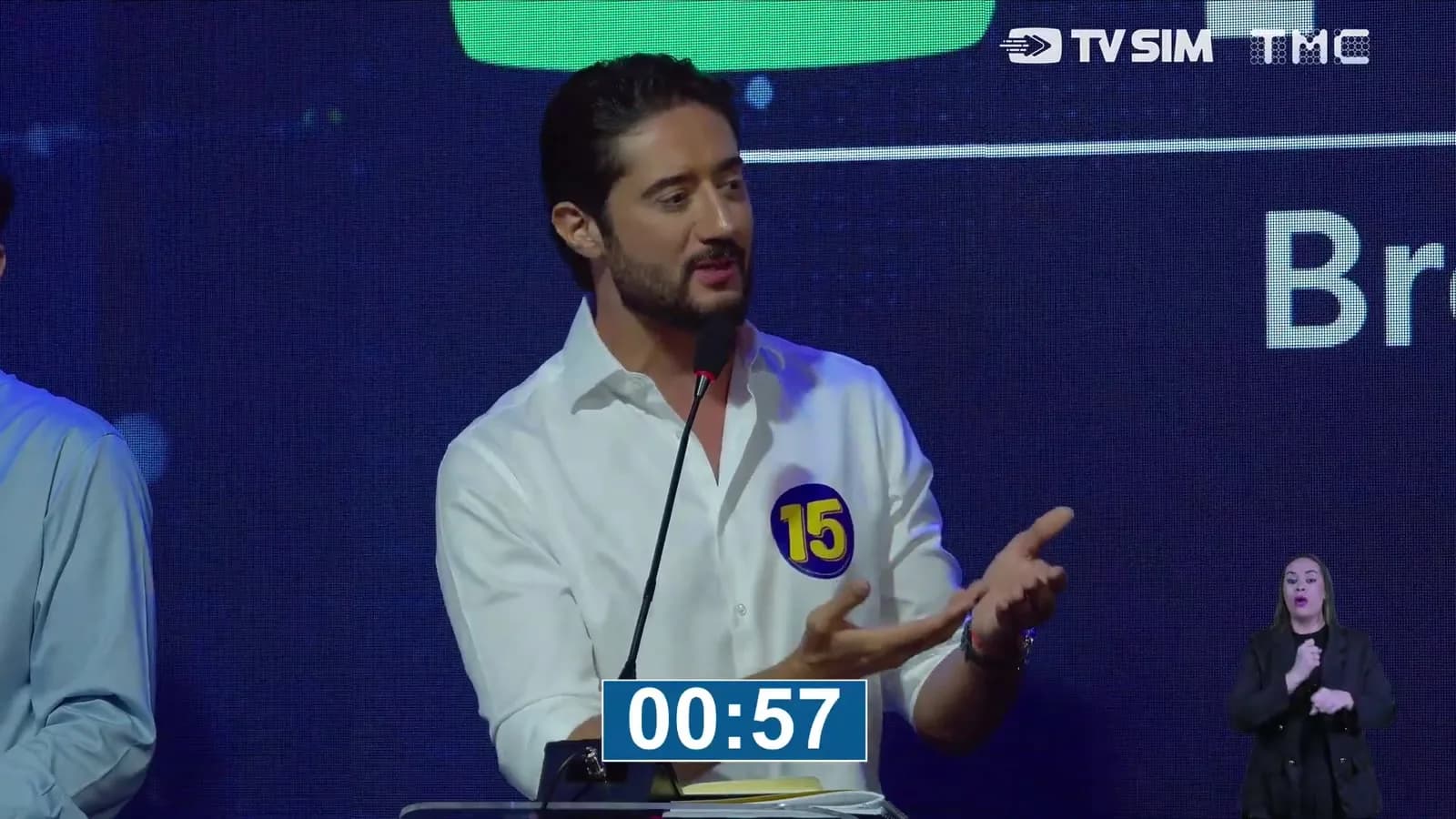 Gabriel Azevedo discursa em púlpito de debate ao apresentar propostas para as rodovias de Minas Gerais