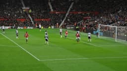 Jogadores em campo durante partida no Old Trafford, estádio do Manchester United, em foto de arquivo