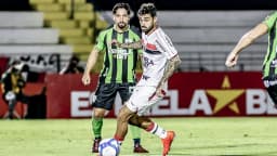 Jogador do América-MG disputa bola em partida da Série B