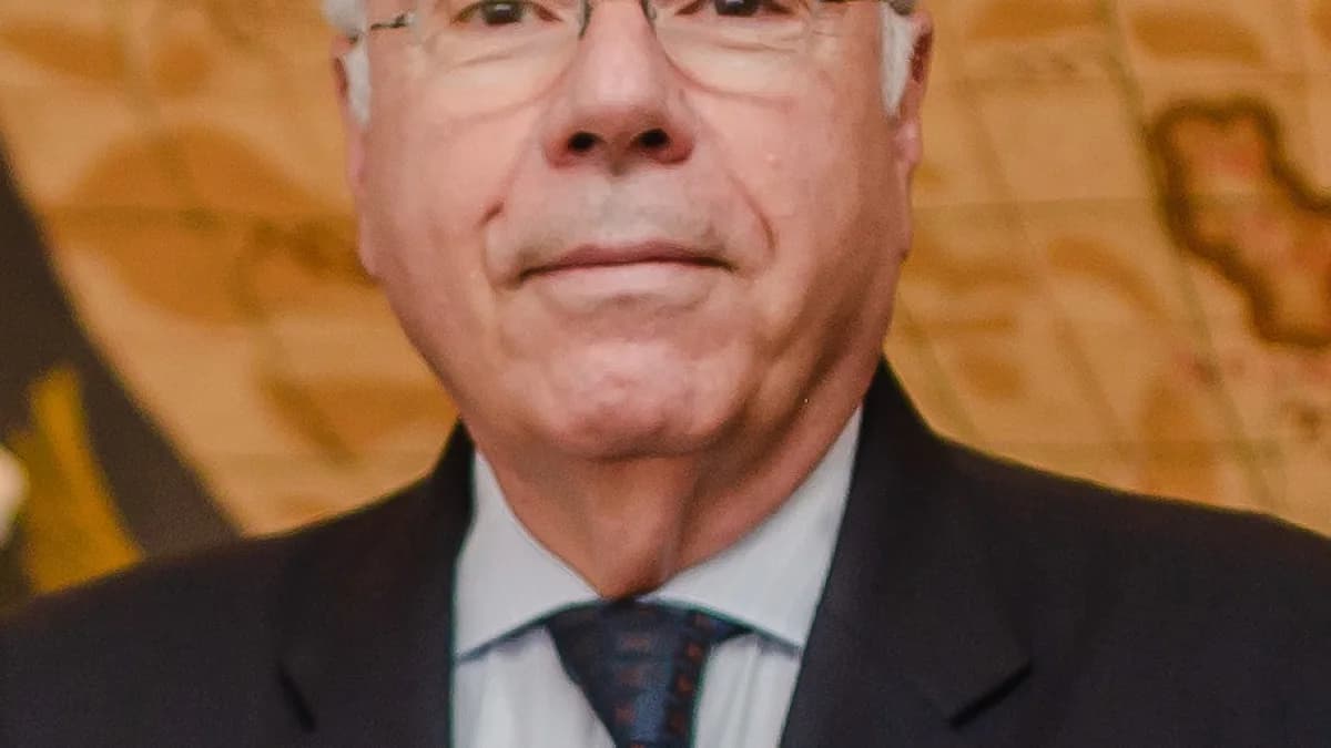O chanceler brasileiro Mauro Vieira, de terno escuro e óculos, em retrato oficial