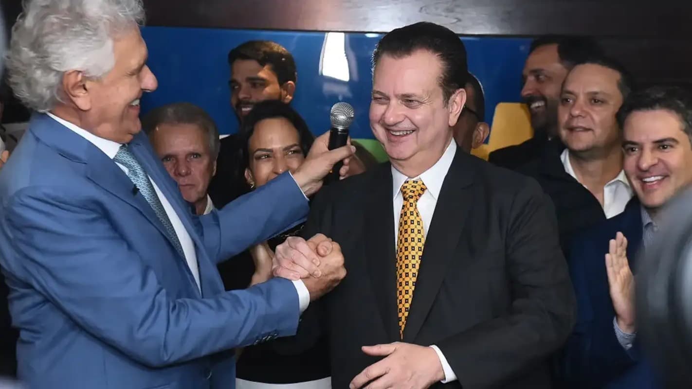 Ronaldo Caiado cumprimenta apoiador durante ato de oficialização de sua candidatura pelo PSD