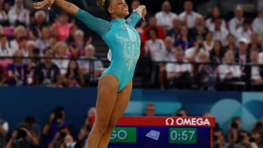 Rebeca Andrade durante apresentação em aparelho de ginástica artística em competição internacional