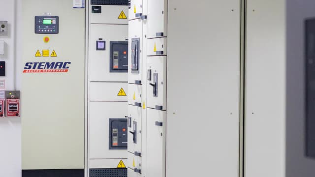 Sala de energia de um data center no Brasil, com painéis elétricos e sinalização de alta tensão.