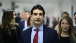 Gabriel Galípolo em comissão do Senado, cercado por outras pessoas