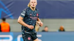 Erling Haaland em campo com o uniforme do Manchester City