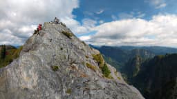 Trilha rochosa na montanha Crown, no Canadá, com pessoas no topo