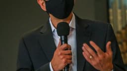 Prefeito de São Paulo, Ricardo Nunes, fala em coletiva de imprensa com microfone