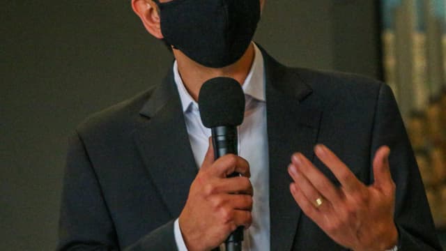 Prefeito de São Paulo, Ricardo Nunes, fala em coletiva de imprensa com microfone