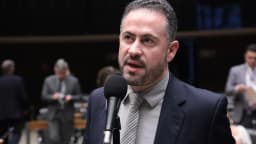 Deputado federal Kiko Celeguim (PT-SP) discursa ao microfone em plenário da Câmara dos Deputados