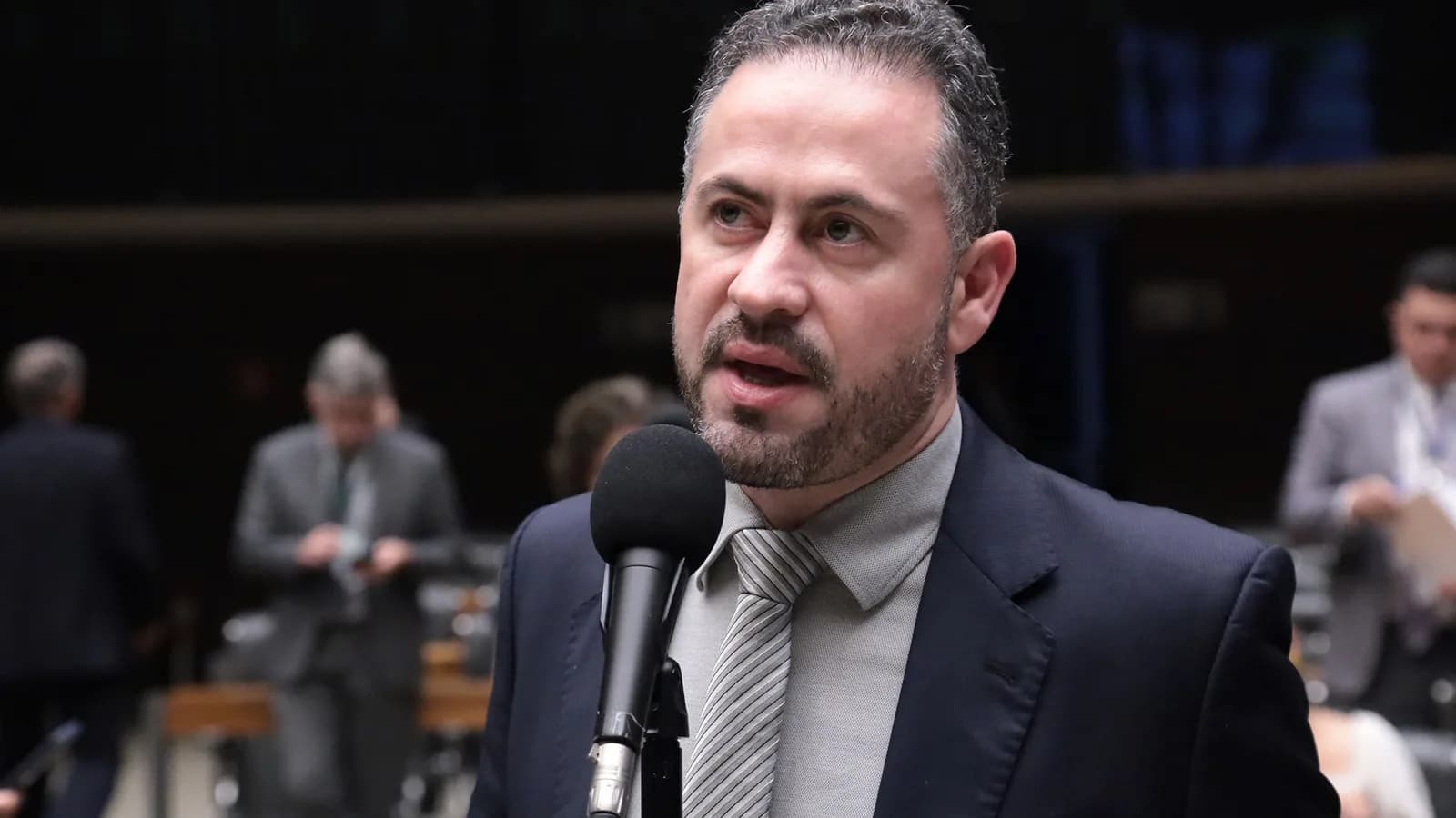 Deputado federal Kiko Celeguim (PT-SP) discursa ao microfone em plenário da Câmara dos Deputados