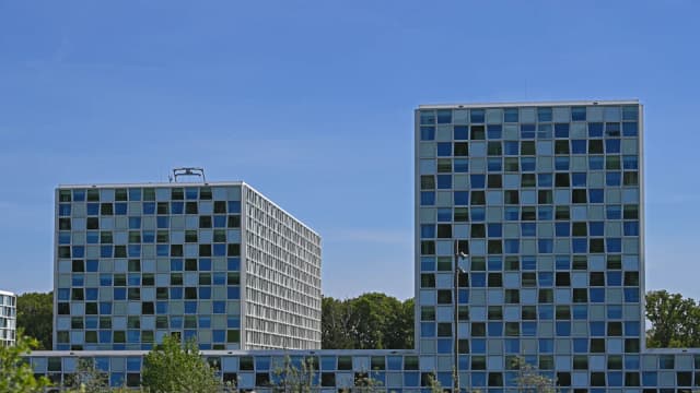 Sede do Tribunal Penal Internacional em Haia, na Holanda, vista de fora em dia de céu aberto.