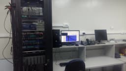 Rack de servidores em sala de data center