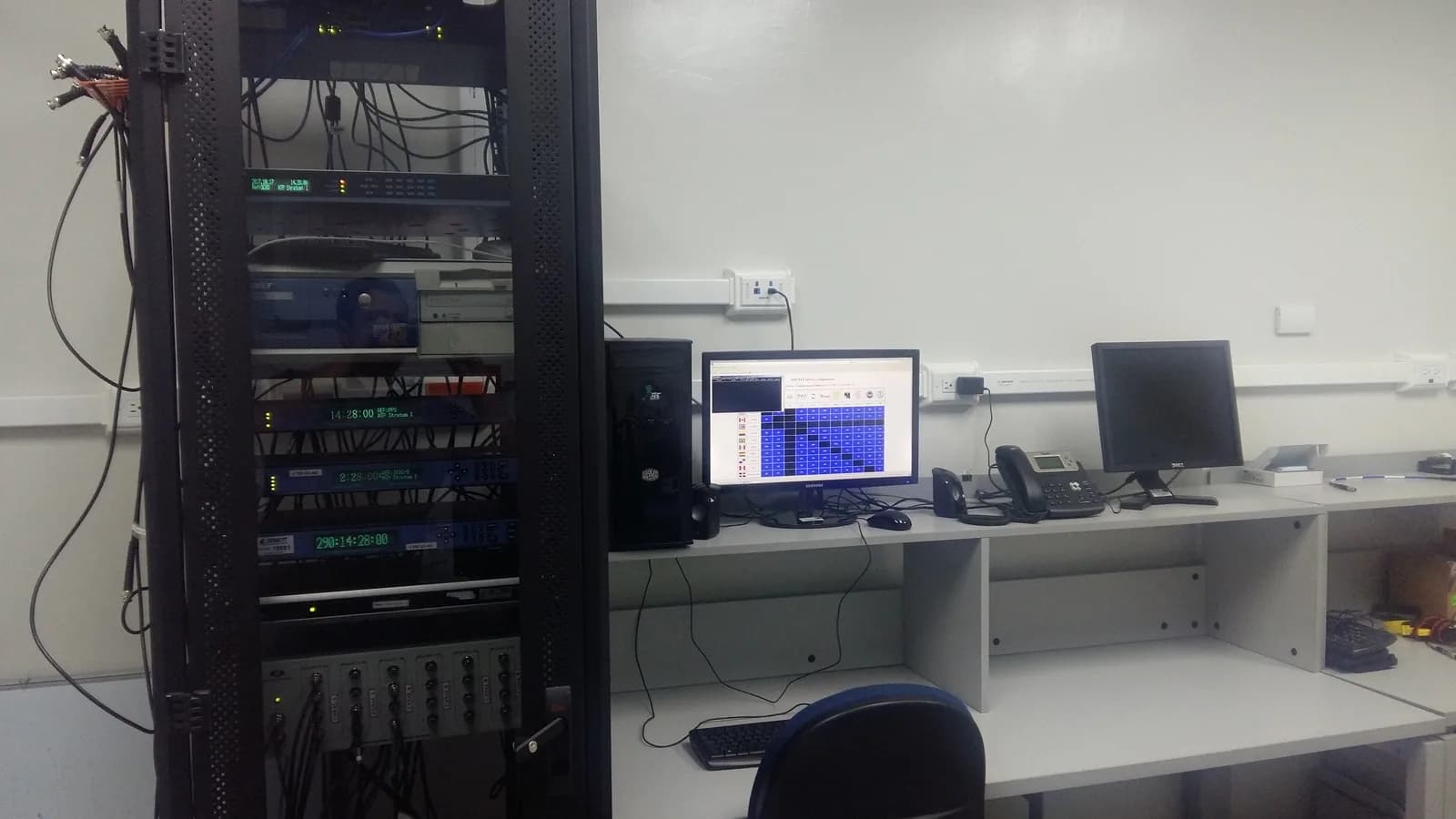 Rack de servidores em sala de data center