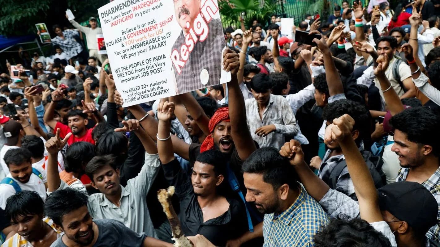 Multidão de jovens indianos protesta com cartazes pedindo a renúncia do ministro da Educação