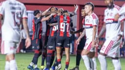 Jogadores do Vitória comemoram gol em campo (imagem de arquivo)