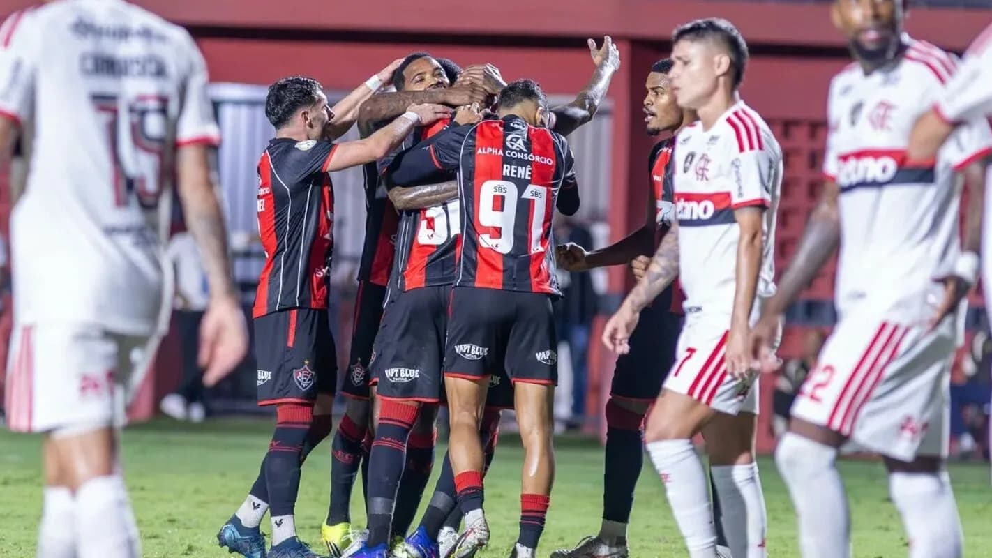 Jogadores do Vitória comemoram gol em campo (imagem de arquivo)