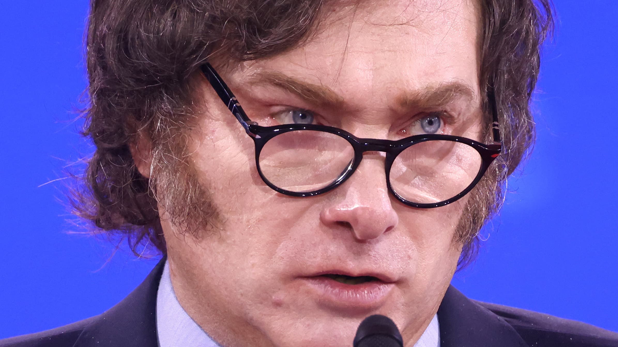 O presidente argentino Javier Milei fala ao microfone em evento, em foto de arquivo de 2025