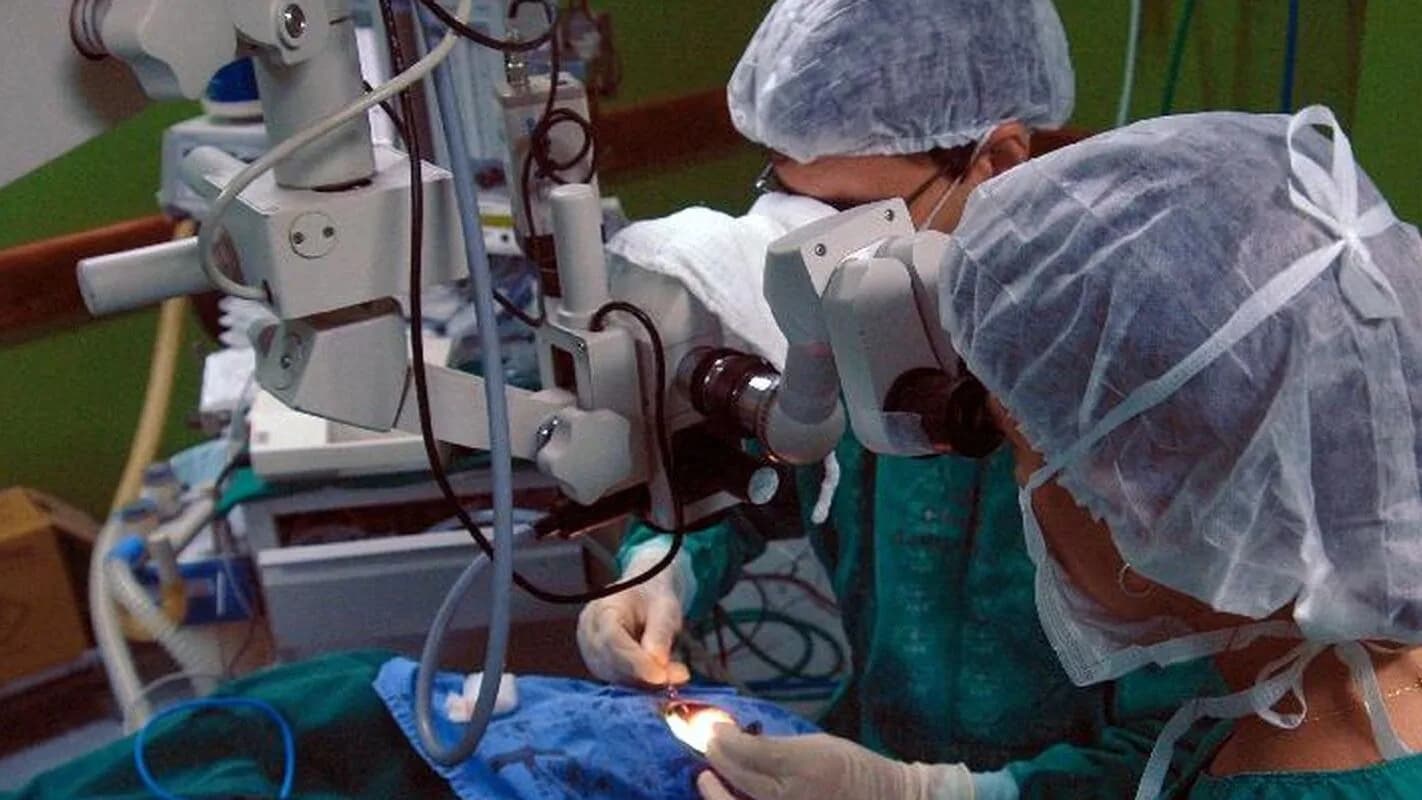 Equipe médica realiza cirurgia em centro cirúrgico