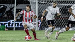 Jogador do Botafogo-SP conduz a bola em partida, foto de arquivo