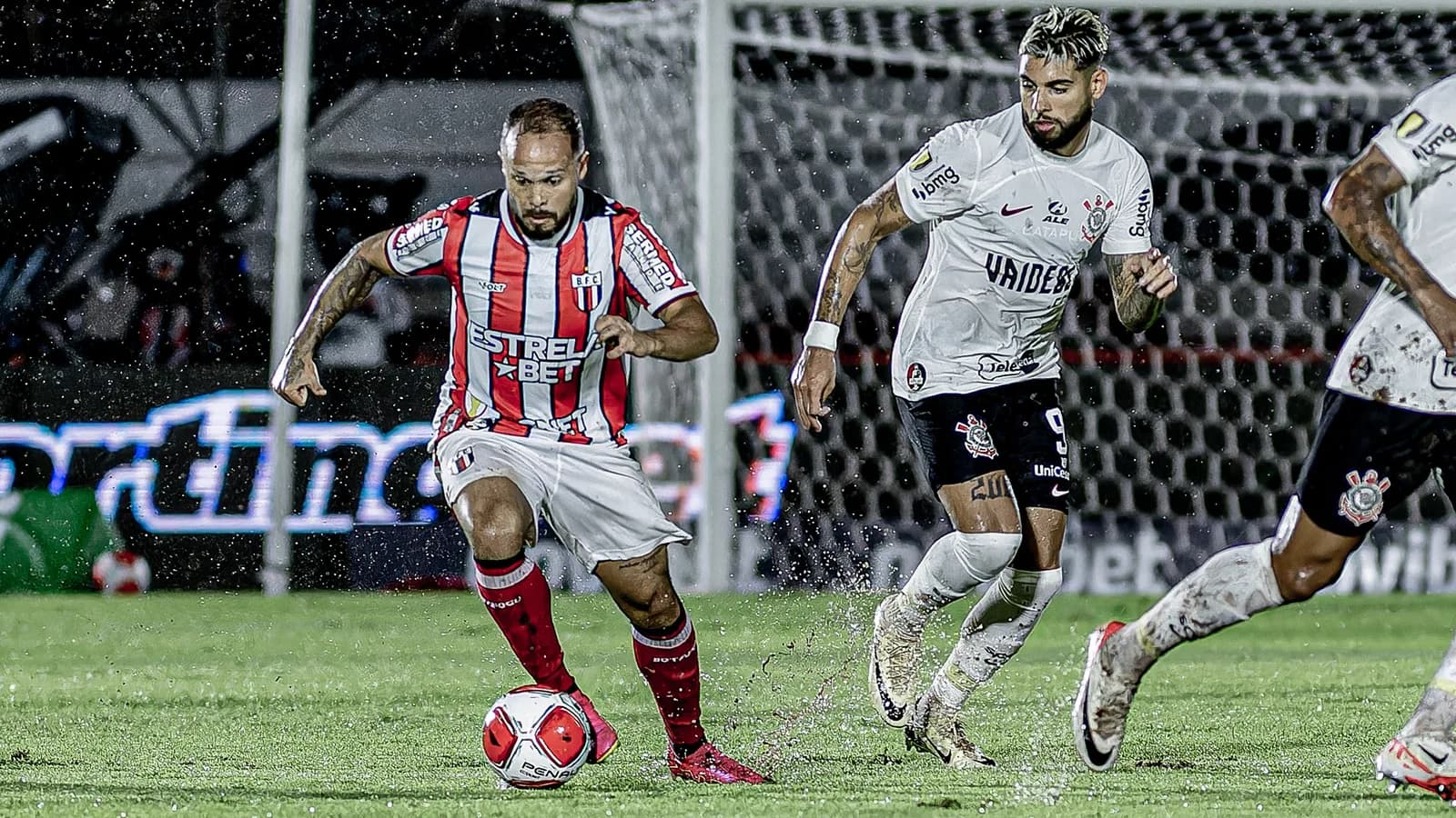 Jogador do Botafogo-SP conduz a bola em partida, foto de arquivo
