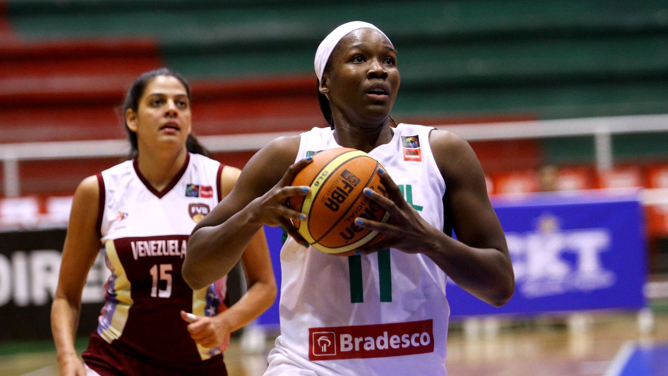 Jogadora do Brasil com a bola durante partida de basquete contra a Venezuela, foto de arquivo