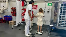 Profissional de saúde da Marinha do Brasil examina criança em ação cívico-social, foto de arquivo