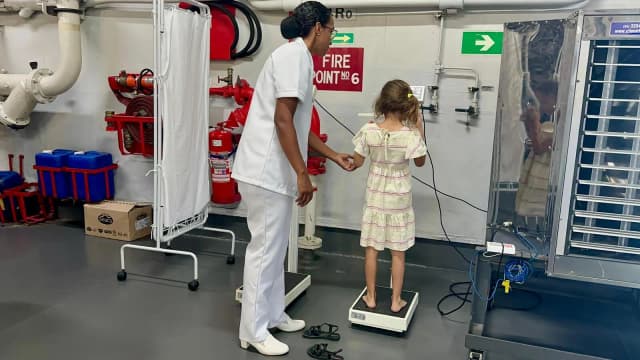 Profissional de saúde da Marinha do Brasil examina criança em ação cívico-social, foto de arquivo