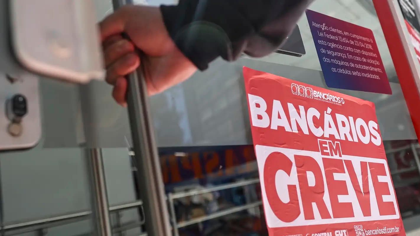 Cartaz "Bancários em Greve" colado na porta de uma agência bancária em Brasília