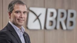 Paulo Henrique Costa, ex-presidente do BRB, posa em frente ao logotipo do banco