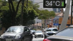 Termômetro de rua marca 34 graus em São Paulo em foto de arquivo