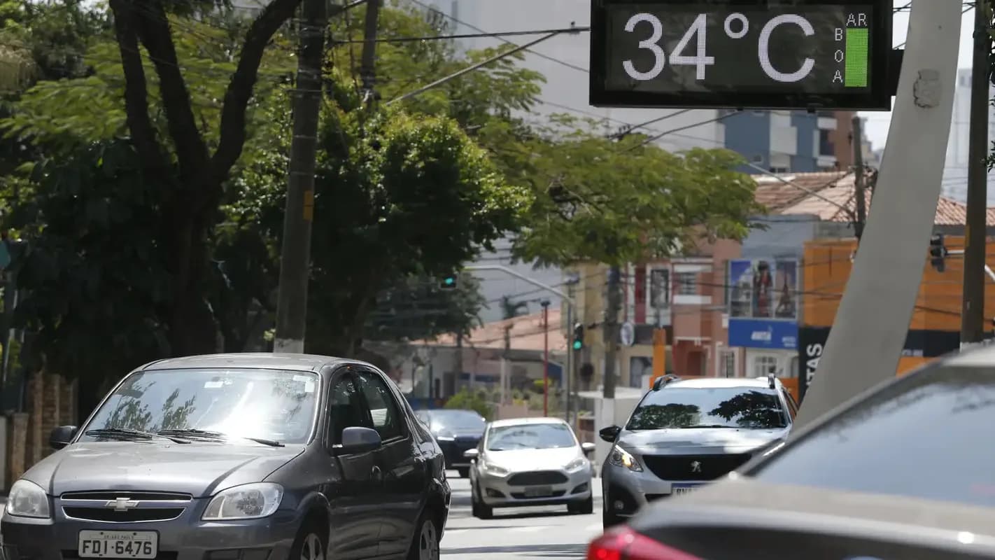 Termômetro de rua marca 34 graus em São Paulo em foto de arquivo