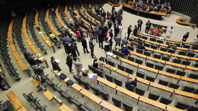 Plenário da Câmara dos Deputados com parlamentares em sessão